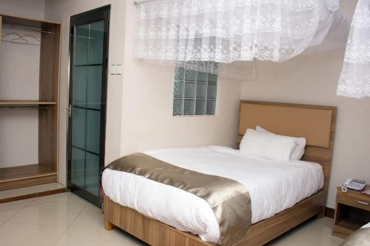 Santa Maria Hotel Entebbe Exteriör bild