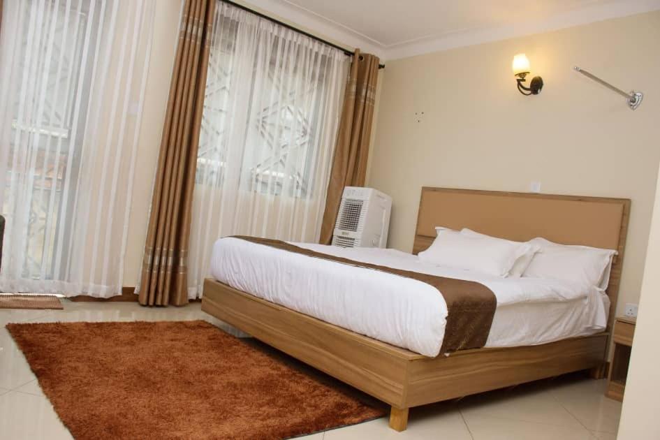 Santa Maria Hotel Entebbe Exteriör bild